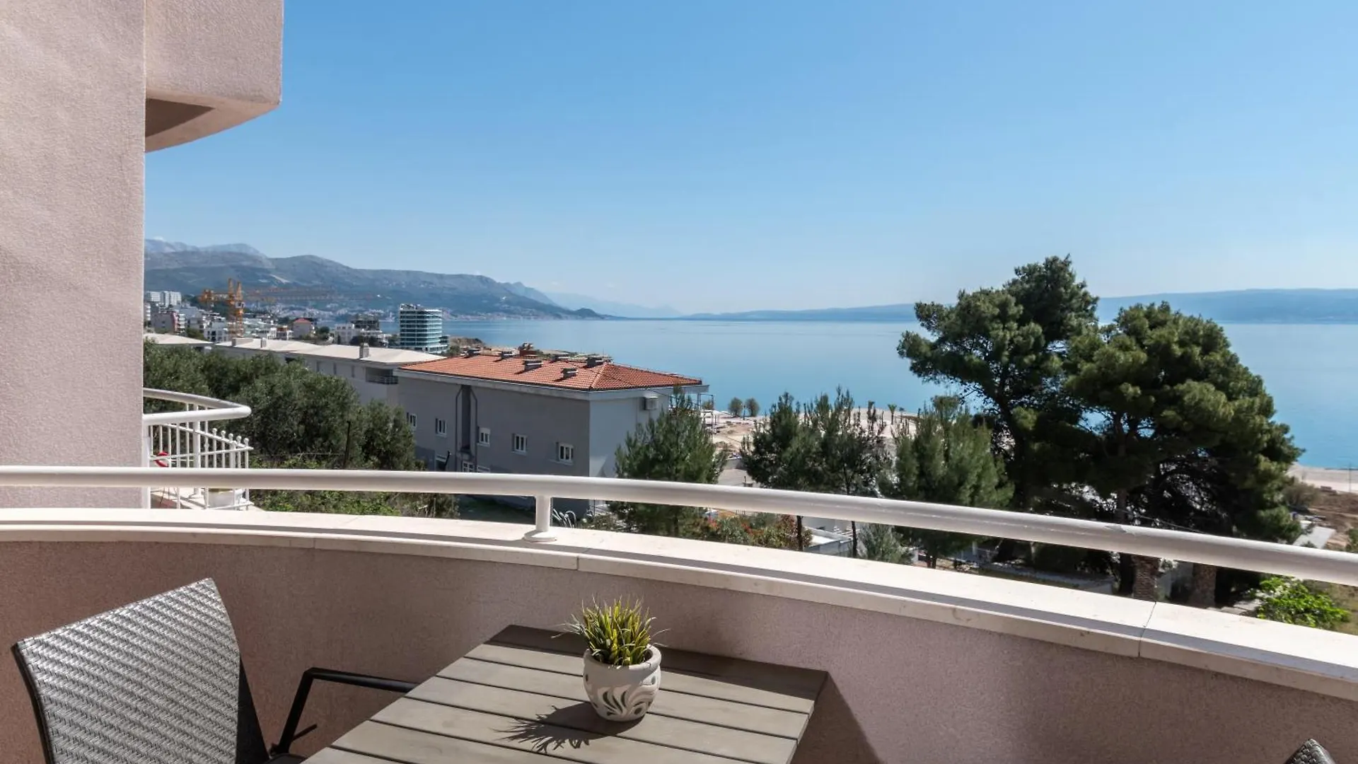Big Modern Two - Bedroom Apartment With Sea View And Balcony - Spalato  Split